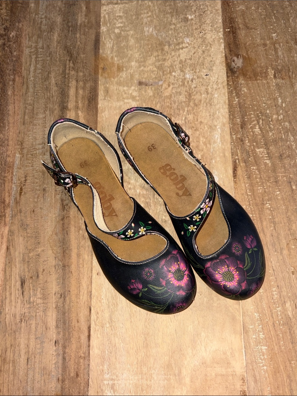 Goby Floral Mary Janes NWOT EU39